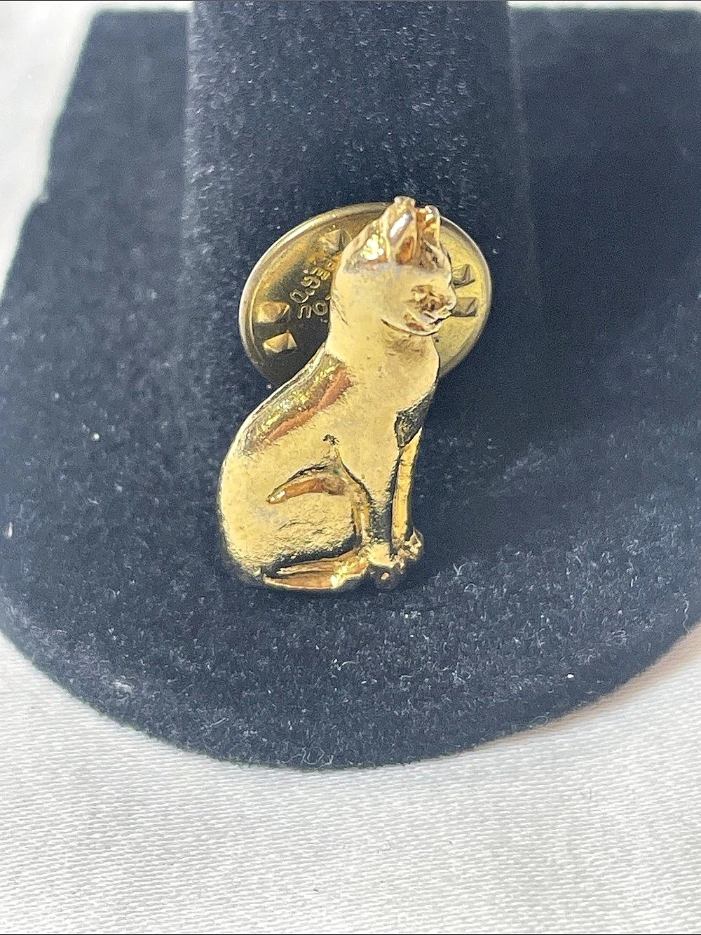 Camco Cat Brooch in Gold .5”x.75”